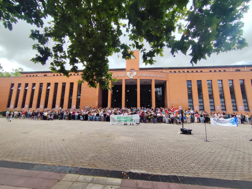ELKARRETARATZEA GASTEIZEN · EHU-REN LETREN FAKULTATEA